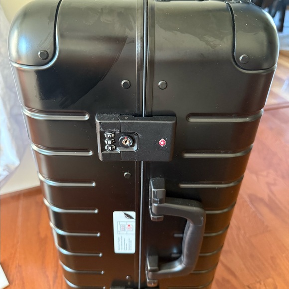 Away The Bigger Carry-On: Aluminum Edition (Onyx Black) w/ USB Charge & Battery - Picture 6 of 16